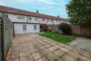 Modern 4 Bedroom House with Garden in Feltham - 6