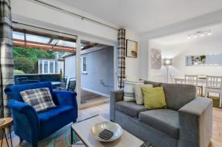 Modern 4 Bedroom House with Garden in Feltham - 5