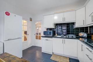 Modern 4 Bedroom House with Garden in Feltham - 3
