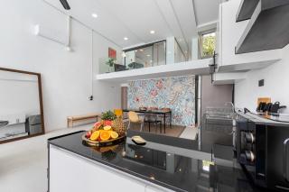 Elegant Pool Access Townhouse Near Beach - 7