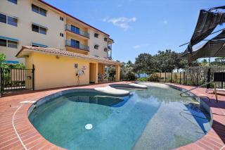 Beachside Apartment with Balcony Pool and Secure Parking The Strand Townsville - 1