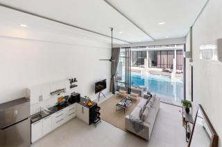 Elegant Pool Access Townhouse Near Beach - 0