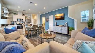 Pool 1 Block to Alister Old Town Eateries Bluegrass Breeze by AvantStay - 3
