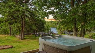 For Lake Sake by AvantStay Lakefront Hot Tub View - 9