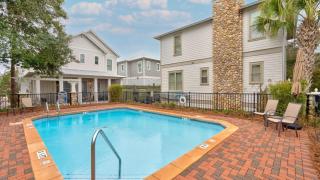 5 Mins to Beach Shared Pool Covered Deck Bikes Heron Cottage by AvantStay - 8