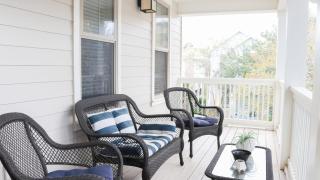 5 Mins to Beach Shared Pool Covered Deck Bikes Heron Cottage by AvantStay - 9