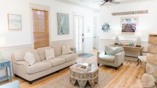 5 Mins to Beach Shared Pool Covered Deck Bikes Heron Cottage by AvantStay - 4