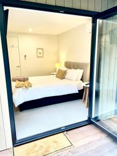 Queenstown Forest Lodge, 4BR Retreat with Views, Games and Family Comfort - 9