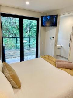 Queenstown Forest Lodge, 4BR Retreat with Views, Games and Family Comfort - 8