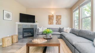 Ponderosa Pines by AvantStay Gorgeous Deck 10 mins from Central Bend Family Friendly - 1