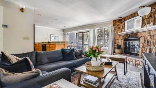 Marillac by AvantStay Gorgeous Ski Cabin w Balcony Patio - 7