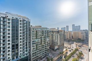 Studio Just Minutes Drive from Miracle Garden, Near Local Parks and Circle Mall, Binghatti Azure, JVC by Deluxe Holiday Homes - 1