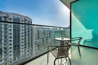 Studio Just Minutes Drive from Miracle Garden, Near Local Parks and Circle Mall, Binghatti Azure, JVC by Deluxe Holiday Homes - 2