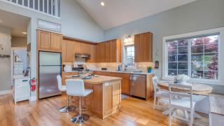 Sunny Backyard Fireplace Coastal Access in Peaceful Neighborhood Near Shopping - 7