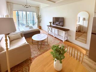 Stylish Lakefront Studio with King Bed and Pool - 4