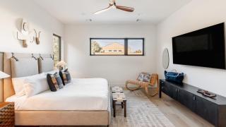 Modern Retreat w Pool, Guest House & Deck Lounge Henley by AvantStay - 4