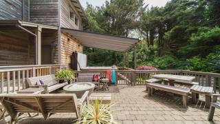The Castle Rock Estate by AvantStay Steps From Arch Cape beach w Hot Tub Sauna - 1
