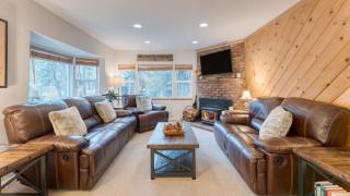 Westlake Cabin by AvantStay Hot Tub Near Skiing Walk to Restaurants Lake - 7