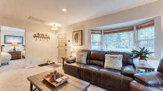 Westlake Cabin by AvantStay Hot Tub Near Skiing Walk to Restaurants Lake - 4