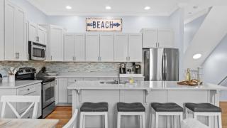 Emerald Paradise 2 blocks to Beach Rooftop Patio Pool Access Sleeps 10 - 6