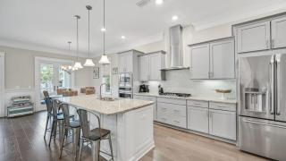 Barefoot Paradise by AvantStay Walk to Beach Pool Bikes - 2