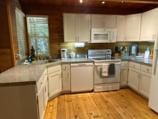Private Cozy 3 BR Cabin near Mt Rainier, Sunrise & Crystal Mt Hiking - 2