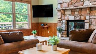 Coyote Cabin by AvantStay Hot Tub Walk to Lake - 3