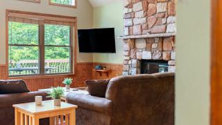 Coyote Cabin by AvantStay Hot Tub Walk to Lake - Lake Harmony - 3