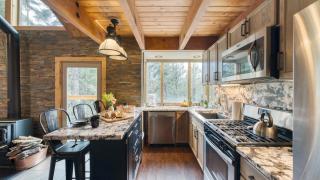 Jeffrey Pines Lofted Cabin Minutes to Lake A-Frame-Inspired Design Deck - 9