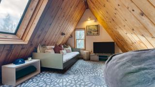 Jeffrey Pines Lofted Cabin Minutes to Lake A-Frame-Inspired Design Deck - 8