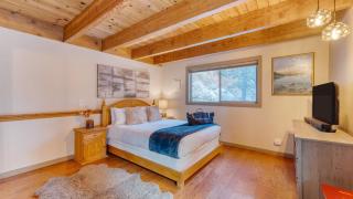 Jeffrey Pines Lofted Cabin Minutes to Lake A-Frame-Inspired Design Deck - 5