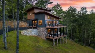 Luxe Cabin w Hot Tub Views Game Room – Sleeps 10 Do Good Holler by AvantStay - 9