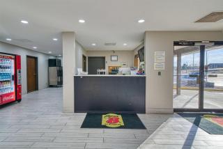 Super 8 by Wyndham Hot Springs - 8