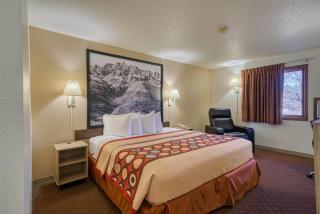 Super 8 by Wyndham Hot Springs - 1