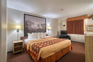 Super 8 by Wyndham Hot Springs - 2
