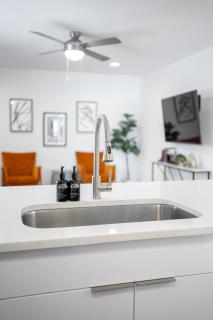 Spacious Midtown Getaway Stylish & Walkable - 2