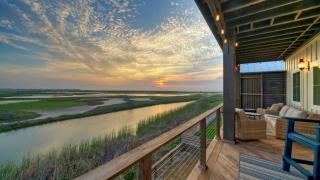 Waterfront View of Nature Preserve Birdwatching Sunset Hideaway by AvantStay - 0