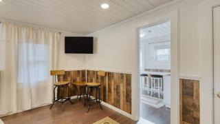 Creekside Haven by AvantStay Hot Tub Outdoor Dining Area Nestled Next to Creek - 1