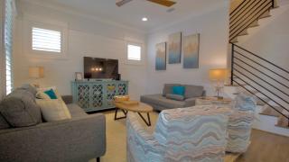 Beach Still My Heart by AvantStay 6 Seater Golf Cart Included Pool Access - 6