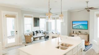 Arcade Bar Prominence Resort Pool and Gym Access Close to Beach Sea Happy - 1