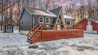 The Pines Cozy Arrowhead Lake Escape with Pools and Outdoor Adventures - 9