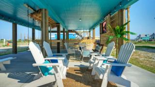 Outdoor Lounge w Bar Swing Seats Near Nature Preserve Blutopia by AvantStay - 5