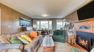 Maxwelton Aerie Bluffside Retreat w Sweeping Puget Sound Views Firepit - 4