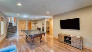 Washoe Chalet by AvantStay Game Room Hot Tub Putting Green Fire Pit - 6