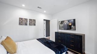 Art Deco by AvantStay 1920s Remodeled Bungalow Open Layout Courtyard - 1