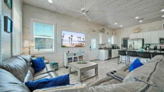 2 Blocks to the Beach Pool Patio w Bar Awave from it All by AvantStay - 7