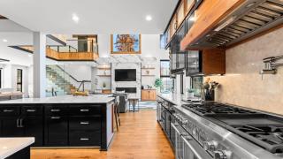 The Grand on Greenbay-7 bedrooms Sleeps 20 Modern new build - 1