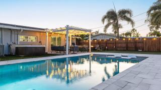 Pool Hot Tub Putting Green near Deerfield Beach Oasis on Fourth by AvantStay - 9