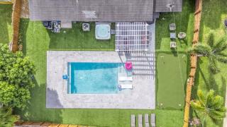 Pool Hot Tub Putting Green near Deerfield Beach Oasis on Fourth by AvantStay - 2