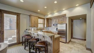 7 Condos Ski-inSki-Out Hot Tubs Sleeps 30 Mont Cervin by AvantStay - 6